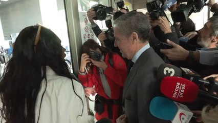 Zaplana, reprochado por una mujer a su llegada al juzgado: "Detrás de mí, haz la cola"