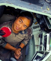 Églantine visite un tank chez les cuirassiers
