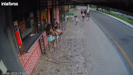 Mulher grávida é atropelada por moto e faz parto de emergência