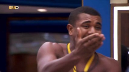 Beatriz debocha de Davi e desfila com banana na cabeça