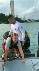 Grupo é resgatado após embarcação ser atingida por forte onda