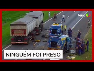 Download Video: Grupo explode dois carros-fortes em rodovia no interior de São Paulo