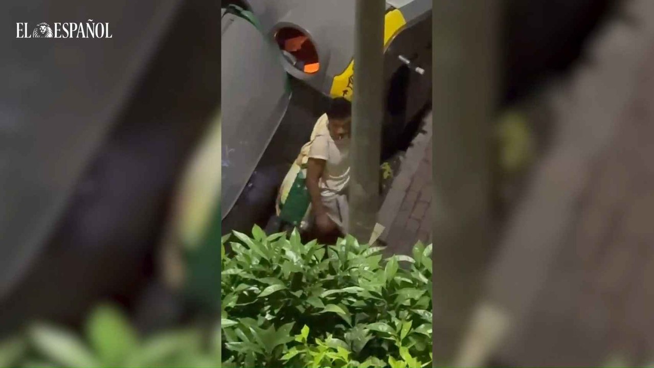 Juanjo, el supuesto pirómano detenido por la Policía Nacional, cazado por unos vecinos mientras quema un contenedor en Murcia.