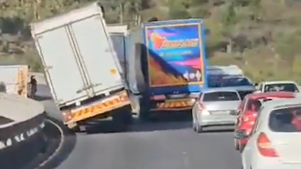 Sudafrica, vento estremo: rimorchio giù dal viadotto