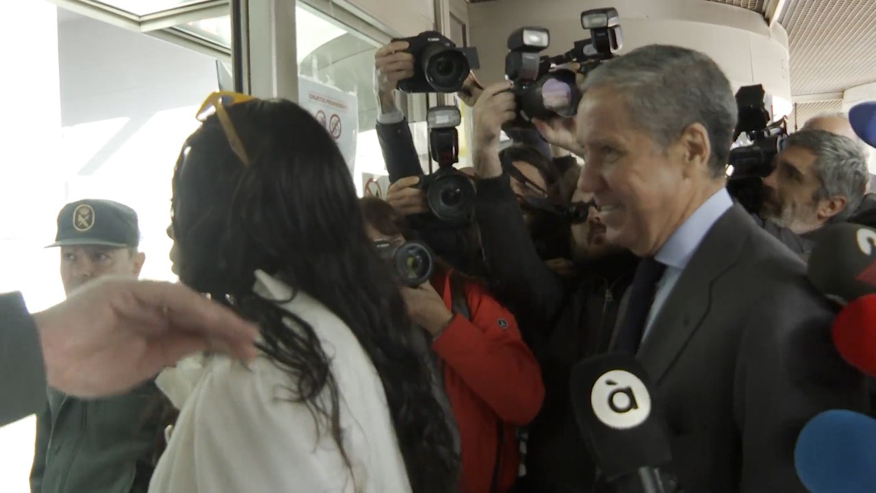 Una mujer recrimina a Zaplana que se saltara la cola a su llegada a los juzgados: "¡Descarado que eres!"