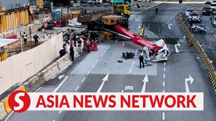 Télécharger la video: The Straits Times | Crane topples over and crushes van in Sengkang