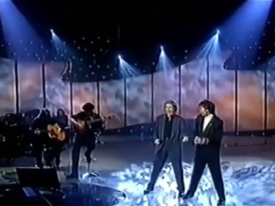 Medley WAKE UP LITTLE SUZY / DREAM / BIRD DOG by Cliff Richard & Michael Ball
