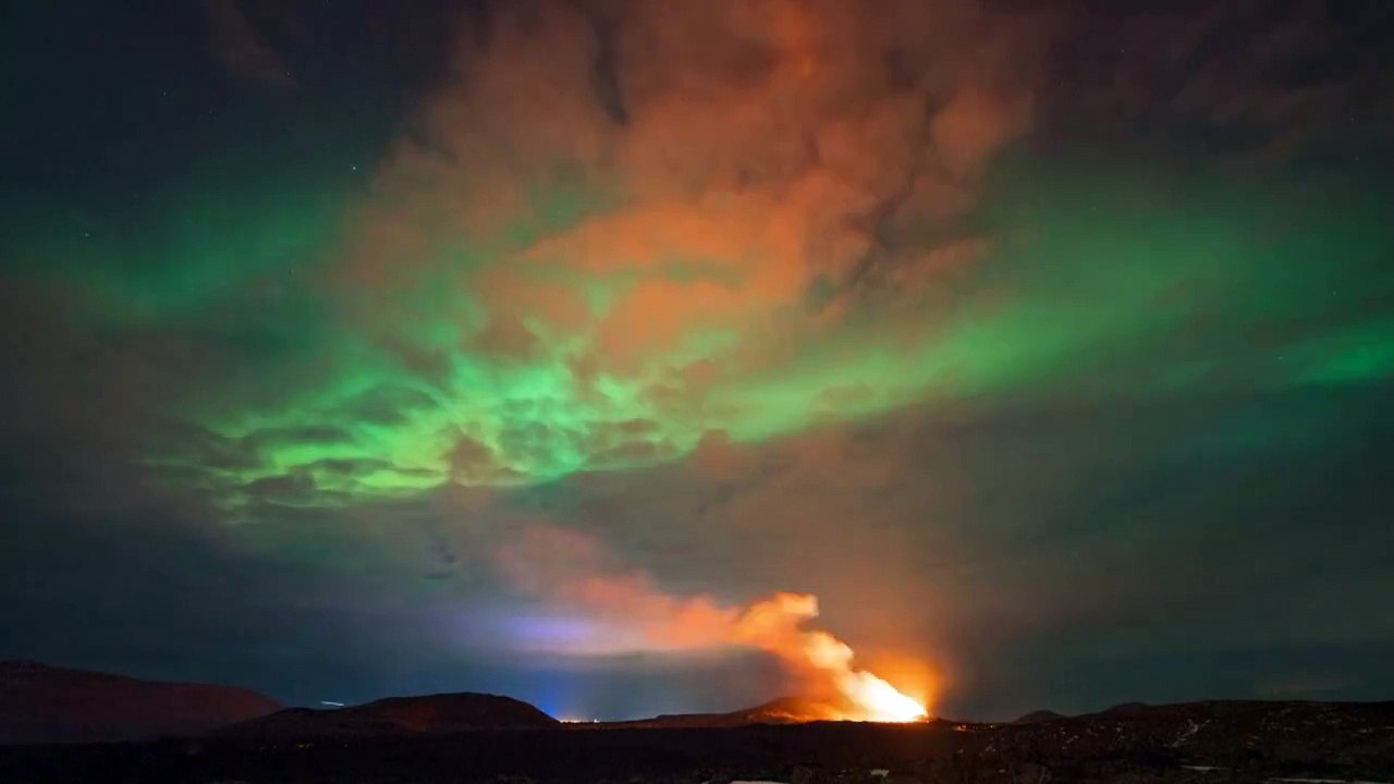 Islande: les lumières d'un volcan et des aurore...
