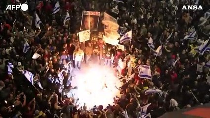 Скачать видео: Israele, centomila in piazza a Tel Aviv contro il governo Netanyahu