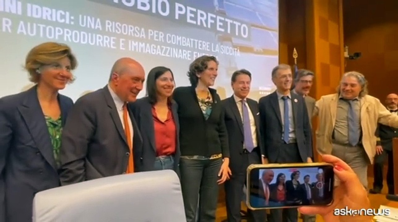 Strette di mano tiepide e sorrisi di circostanza tra Schlein e Conte