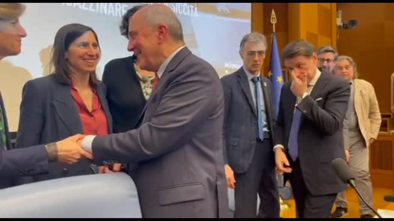 Strette di mano tiepide e sorrisi di circostanza tra Schlein e Conte