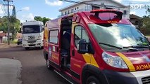 Grave colisão entre carro e caminhão deixa passageiro preso às ferragens no Bairro São Cristovão