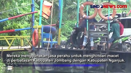 Perahu Tradisional Bawa Mobil Pemudik Sebrangi Sungai Brantas Untuk Hindari Macet