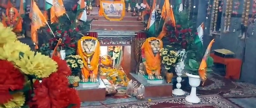 देशभक्ति के रंग में सजाया बंजारी माता को
