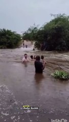 Estudantes se arriscam e atravessam rio com correnteza para ir à escola no Ceará; veja vídeo