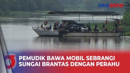 Hindari Macet, Mobil Pemudik Sebrangi Sungai Brantas dengan Perahu Tradisional