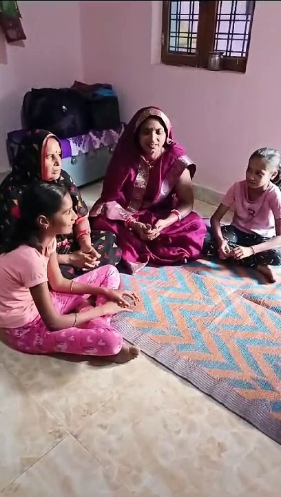 Video Story : मतदान की अलख जगाने महिलाओं ने गाया- सारे काम छोड़ा भाई बहना, चला मतदान करंय चलिहा