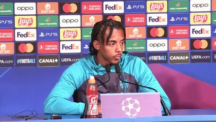 Koundé, entre risas: "Todos queréis preguntar sobre Mbappé"