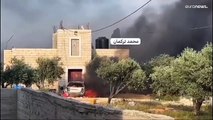 شاهد: مستوطنون يحاصرون عشرات العائلات الفلسطينية في قرية المغير ويحرقون بيوتاً ومركبات