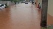 VÍDEO: Chuva transforma rua em rio e deixa carros 'submersos' em bairro de Salvador; assista