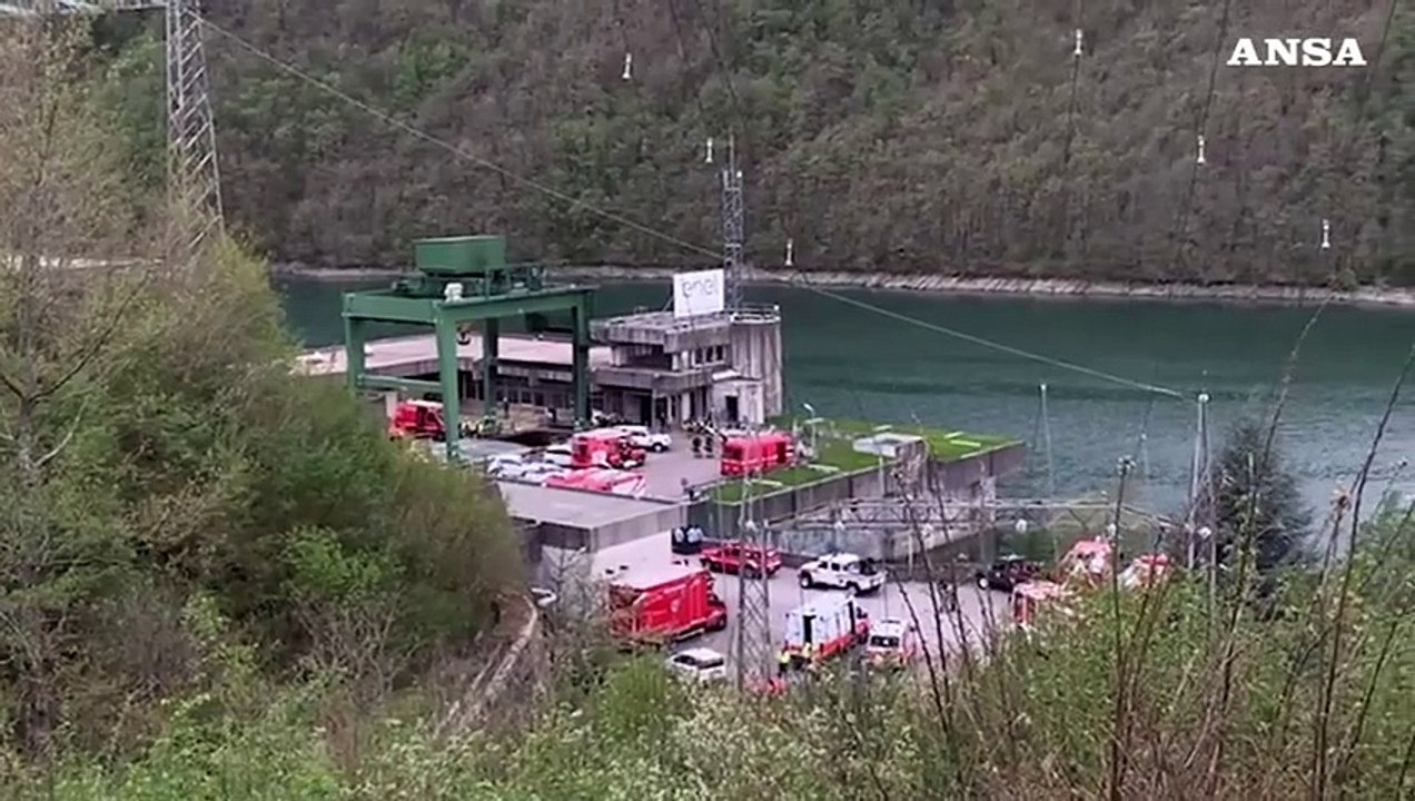 Esplosione alla centrale, Vigili del fuoco e soccorsi sul posto