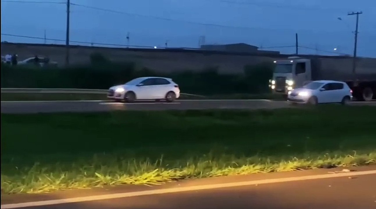 Criminosos explodem dois carros-fortes em Cordeirópolis