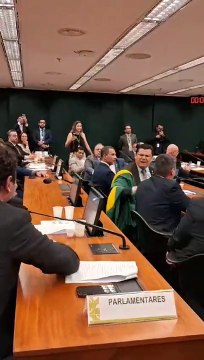 Bate-boca entre deputados Gilvan da Federal (PL-ES) e Glauber Braga (Psol-RJ), durante votação de Moção de Aplauso a Elon Musk na Comissão de Segurança Pública na Câmara