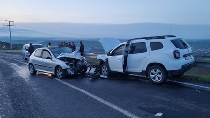 Diyarbakır'da 2 otomobil kafa kafaya çarpıştı: 9 yaralı