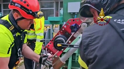 Скачать видео: Le ricerche dei dispersi, i vigili del fuoco entrano nella centrale di Suviana: video