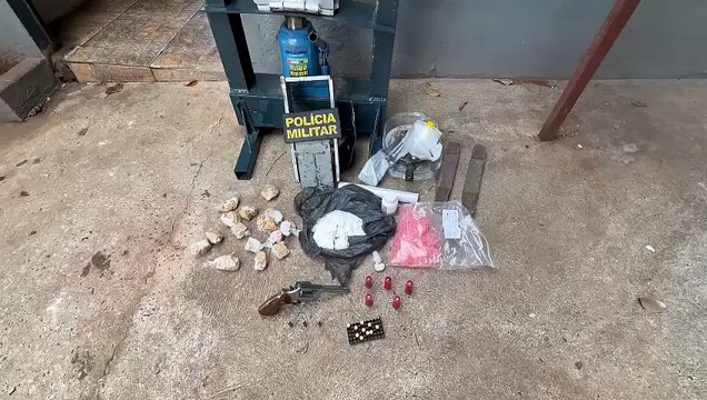 Homem e mulher são presos por tráfico no Dom Pedro I e PM apreende drogas, arma e munições