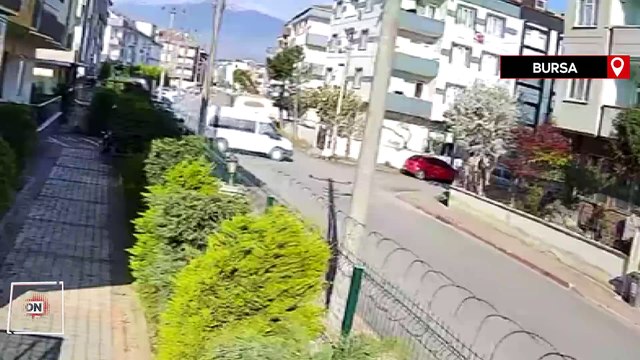 Bursa’da kamyonetin minibüse yandan çarparak devrildiği kaza