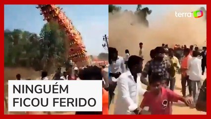 Templo de 40 metros despenca de carruagem em festival na Índia