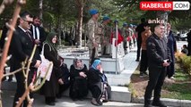 Yozgat'ta Şehitliği Ziyaret Edenler Dua Etti ve Karanfil Bıraktı