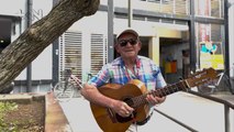 Vecino de San Ramón lleva la alegría y el ritmo a las calles con su guitarra  qn-Vecino de San Ramón lleva la alegría y el ritmo a las calles con su guitarra-090424