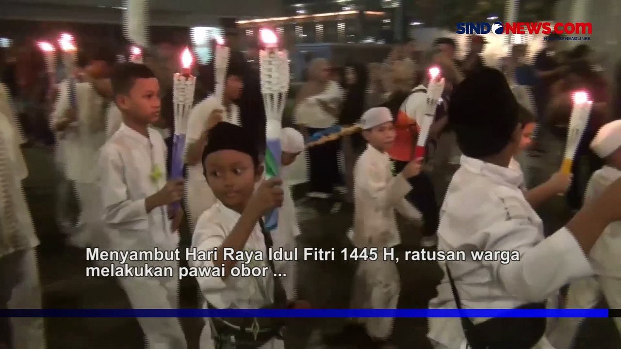 Sambut Idul Fitri, Ratusan Warga Gelar Pawai Obor Mengelilingi Masjid Istiqlal