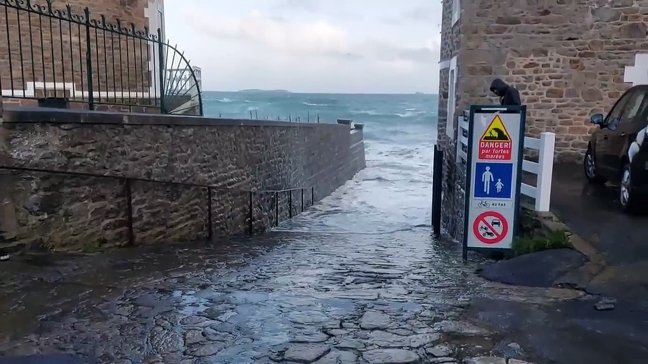 Pleine mer Saint-Malo Mardi 9 Avril 2024 lors de la tempête Pierrick - Huge Waves - Storm