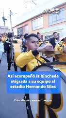 De esta manera, la "gran caravana aurinegra" acompañó a su equipo al estadio Hernando Siles.