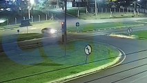 Cacetada! Câmera registra acidente entre dois carros no Trevo da Portal