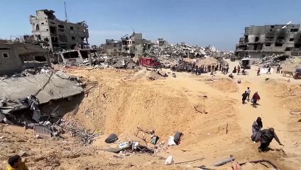 Скачать видео: NO COMMENT: Los palestinos vuelven a una ciudad destrozada tras los ataques israelíes a Jan Yunis