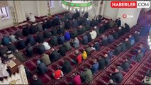 Yüksekova'da bayram namazında vatandaşlar camileri doldurdu