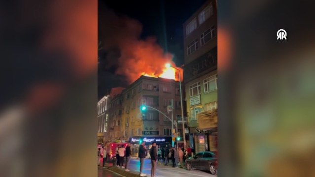 Fatih'te binanın çatısında çıkan yangın söndürüldü