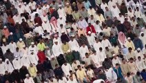 شاهد: أحد ملاعب كأس العالم في قطر يعج بالمصلين لأداء صلاة عيد الفطر
