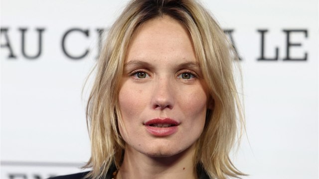 GALA VIDEO - Ana Girardot : l’actrice a-t-elle un lien de parenté avec Annie Girardot ?