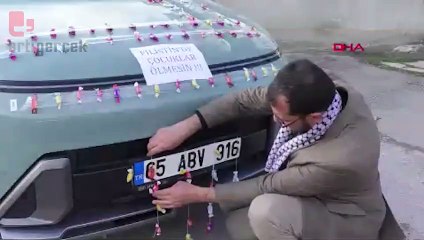 Aracını bayram şekeriyle süsleyip, mahalle mahalle gezerek çocuklara ikram etti