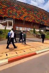 La #guerre entre les autorités du #Cameroun et la Fédération Camerounaise de Football ⚽️ #Fecafoot bat son plein : le #gouvernement déroule le tapis rouge à son sélectionneur, le #Belge Marc #Brys, 61 ans, qui succède à Rigobert #Song