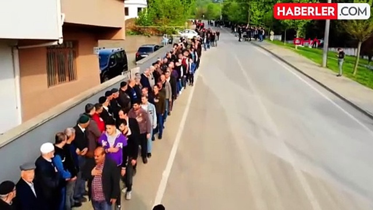 Bursa'da Cerrah Mahallesi'nde Binlerce Kişi Toplu Bayramlaşma Yaptı
