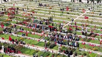 Tarifsiz acıların yaşandığı kentte buruk bayram: Mezarlıklara akın ettiler