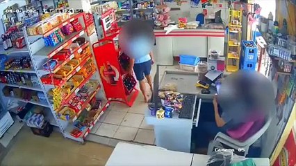 Roubo a mercadinho é registrado por câmeras de segurança no Tabuleiro do Martins, em Maceió