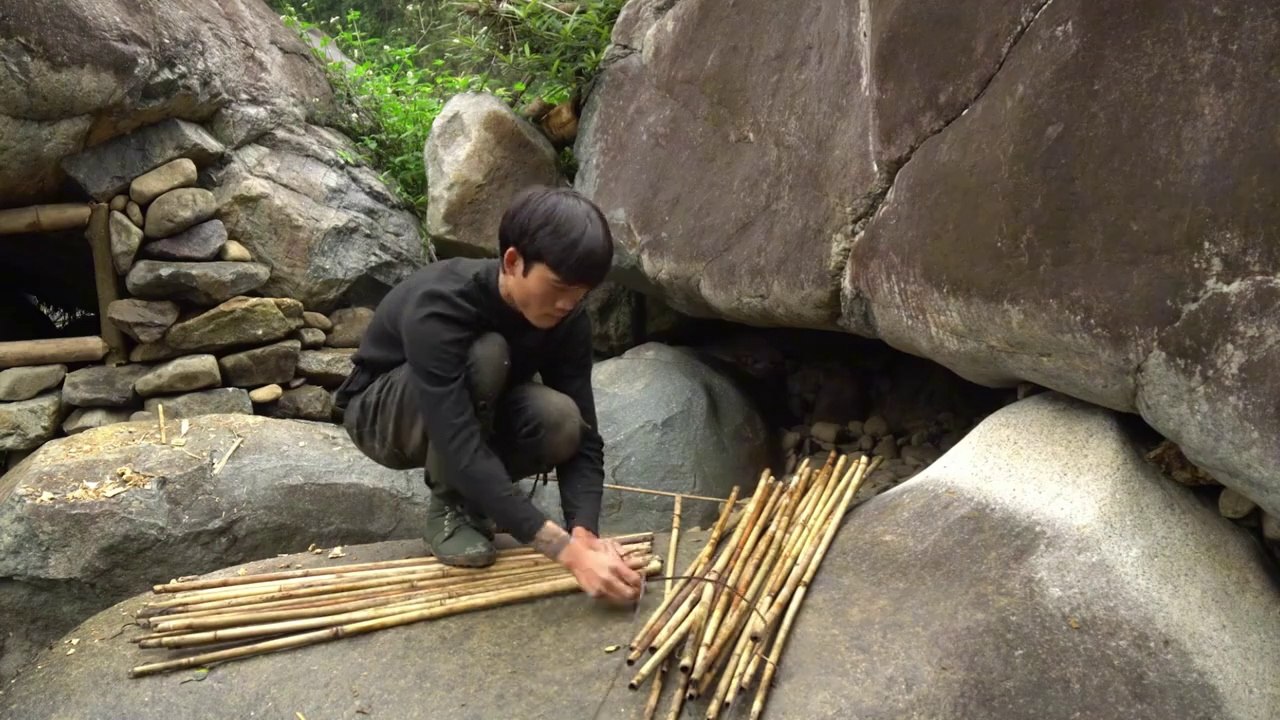 Sống Sót Một Mình Trong Vùng Hoang Dã, Trú Mưa DướiTảng Đá Lớn
