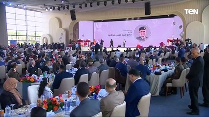 الرئيس الأب.. السيسي يحمل طفل خلال تكريمه والده الشهيد